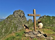 47 Alla croce di vetta del Tribortoi (2309 m) con vista in Valletto a sx e Ponteranica a dx